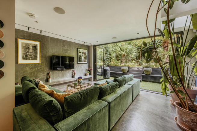 3 bed property, in London Fields East Side, £3,000,000