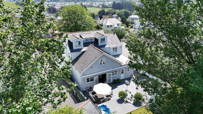 5 bed property, in Southpark Road, £675,000