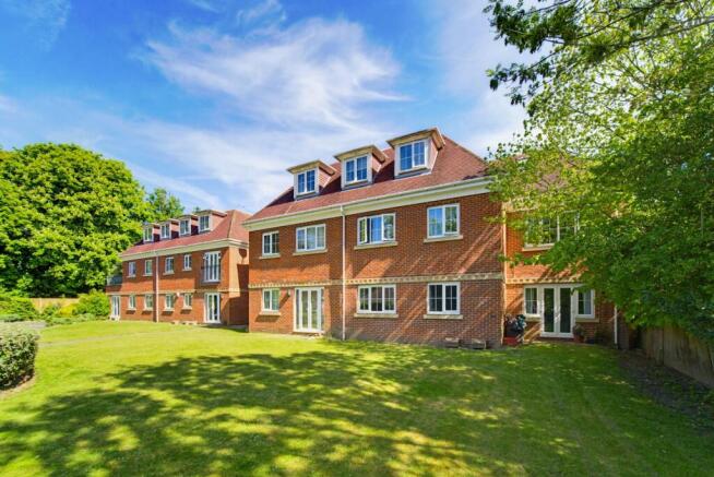2 bed property, in Woburn Hill, £265,000