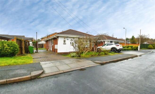 2 bed property, in Loddon Close, £200,000
