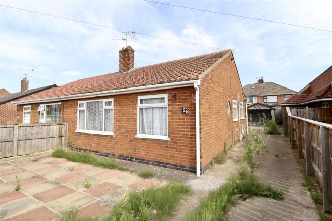 2 bed property, in Whitethorn Close, £175,000