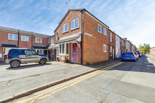2 bed property, in Rudgard Lane, £165,000