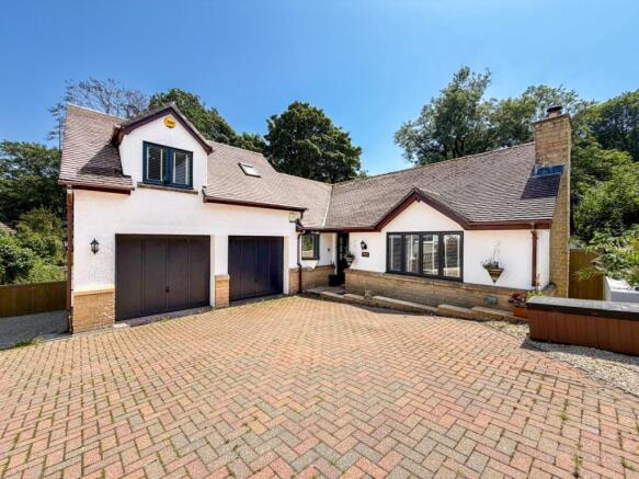 3 bed property, in Gwedhennek, £550,000
