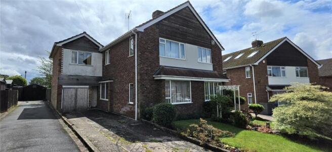 5 bed property, in Wiltshire Close, £300,000
