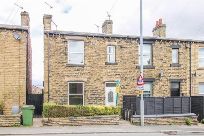 2 bed property, in Manor Road, £175,000