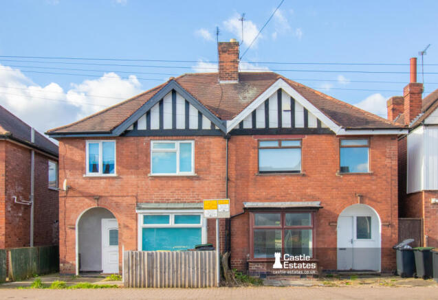 4 bed property, in Queens Road, £200,000