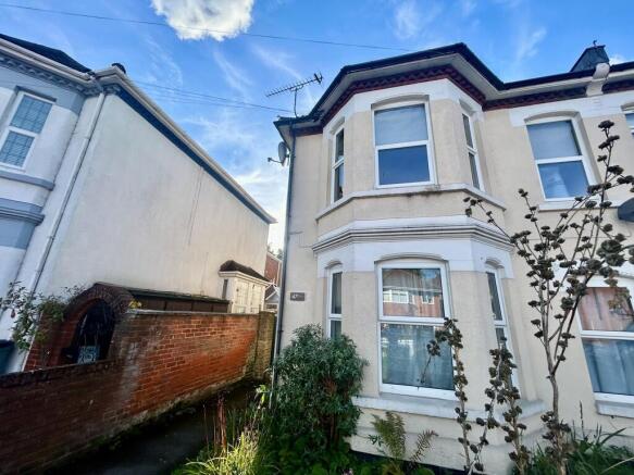 1 bed property, in Westridge Road, £90,000