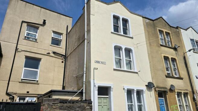 1 bed property, in Montpelier, £120,000