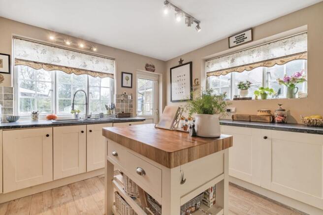 5 bed property, in Bepton, £1,350,000