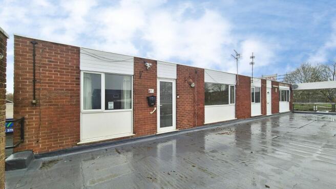 2 bed property, in Parkside Shopping Precinct, £35,000