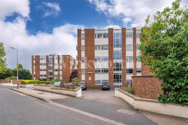 1 bed property, in James Close, £299,950
