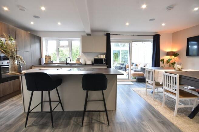 3 bed property, in Horley, £550,000