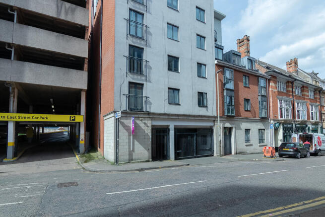 2 bed property, in East Street, £120,000