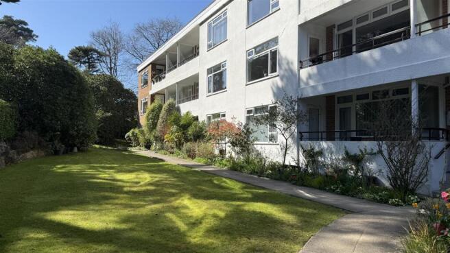 2 bed property, in Beach Road, £315,000