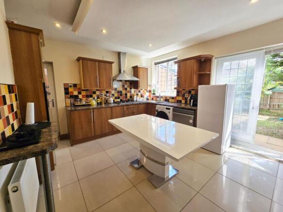 3 bed property, in Bryngarth Crescent, £289,950