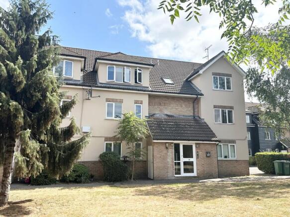 2 bed property, in Brooklands Walk, £200,000