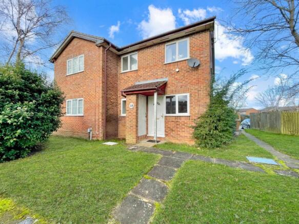 1 bed property, in Albury Close, £180,000