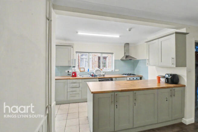 5 bed property, in Tennyson Avenue, £290,000