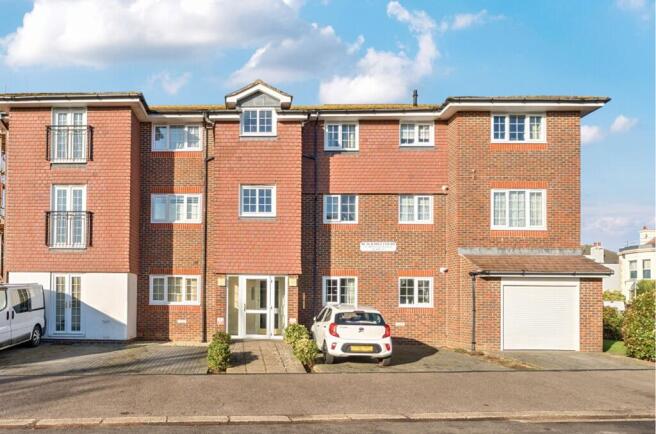 2 bed property, in Princess Avenue, £200,000