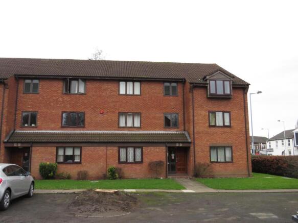 2 bed property, in Parkfield Road, £60,000