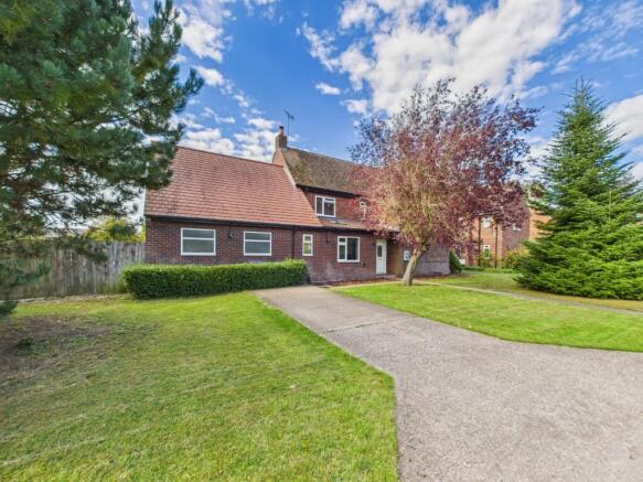 4 bed property, in Gott Close, £450,000
