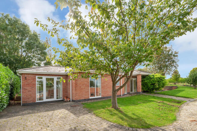 1 bed property, in Appletrees Barn, £400,000