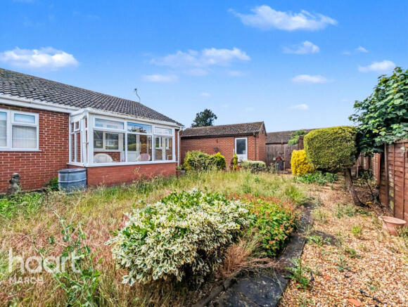 2 bed property, in Stonecross Way, £240,000