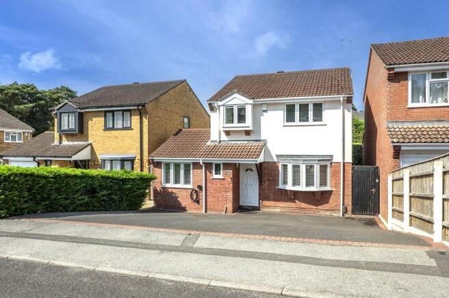 4 bed property, in Bettiscombe Close, £485,000