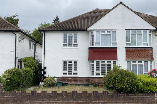 2 bed property, in Wanstead Close, £160,000
