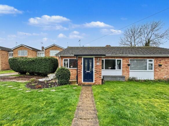 2 bed property, in Birch Close, £280,000