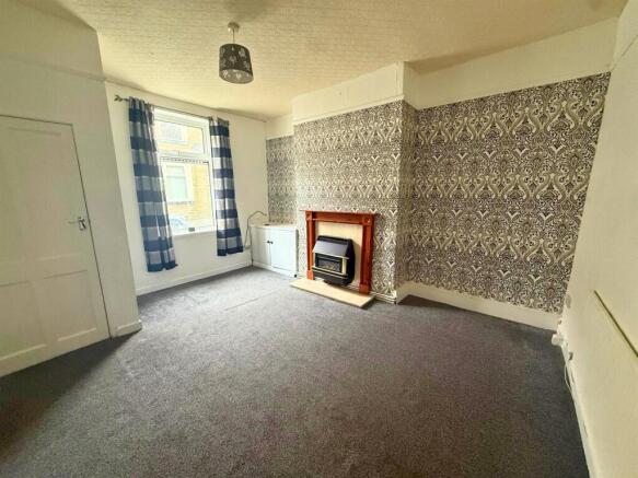2 bed property, in Leyland Road, £70,000