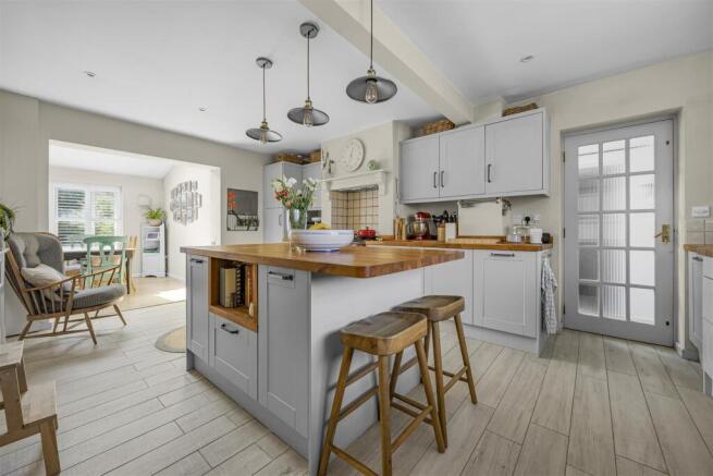 3 bed property, in Aubrey Meads, £500,000