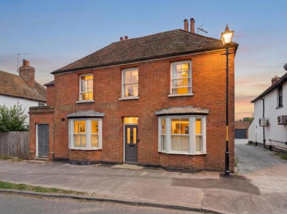5 bed property, in High Street, £800,000