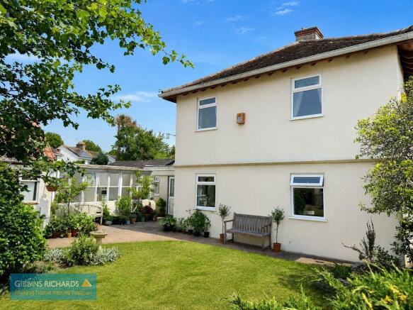 3 bed property, in Eastwick Avenue, £300,000