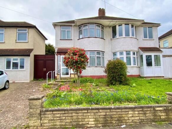 3 bed property, in Gallants Farm Road, £655,000