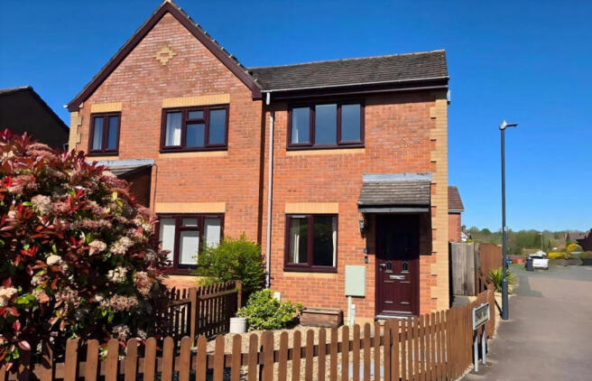 2 bed property, in Flying Fields Road, £265,000