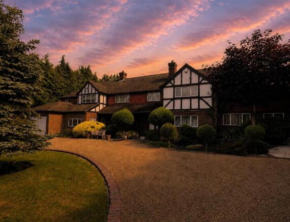 5 bed property, in Woodland Way, £2,600,000