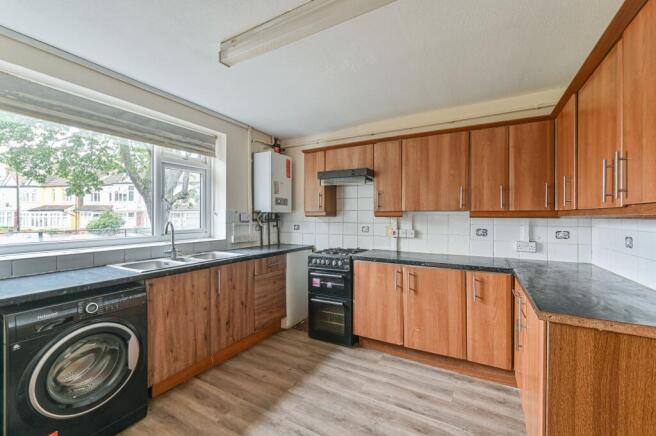 3 bed property, in Streatham High Road, £300,000