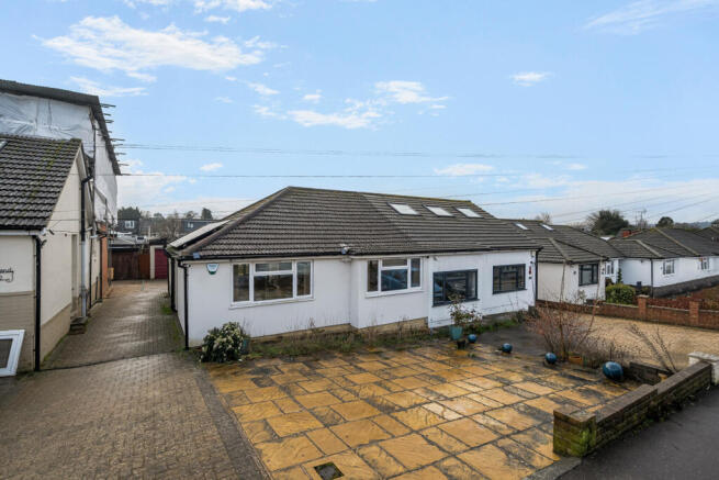 2 bed property, in Greenfield Avenue, £565,000