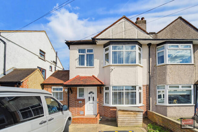 3 bed property, in Brightside Avenue, £550,000
