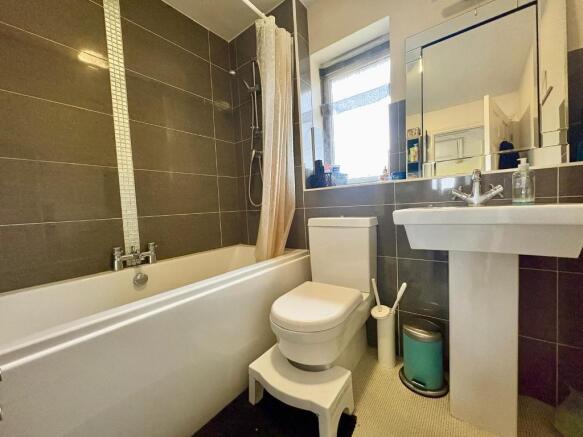 3 bed property, in De Havilland Avenue, £300,000