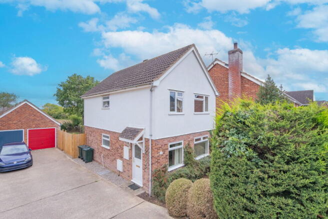 4 bed property, in Bronsil Drive, £360,000