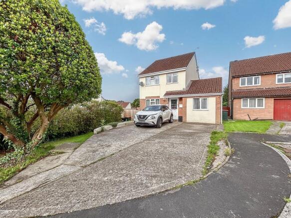 3 bed property, in Waltwood Park Drive, £270,000