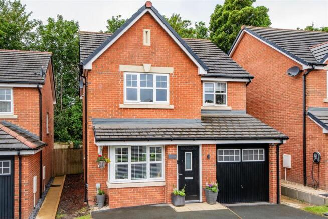 4 bed property, in Elm Close, £385,000