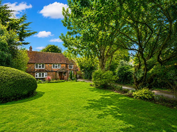3 bed property, in 22-24 Common Road, £795,000