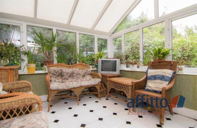 5 bed property, in The Hawthorns, £800,000