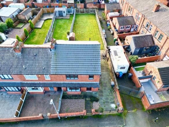 3 bed property, in Queensway, £160,000