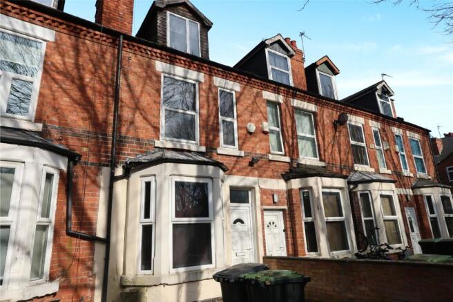 4 bed property, in Lower Road, £270,000