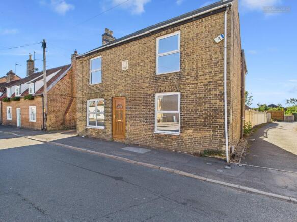 4 bed property, in High Street, £300,000