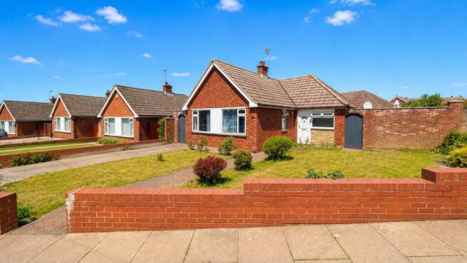 2 bed property, in Dryden Road, £290,000